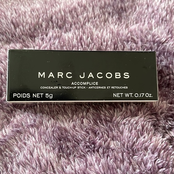 Marc Jacobs 50 Accomplice Concealer & Touch-Up Stick - Picture 3 of 5